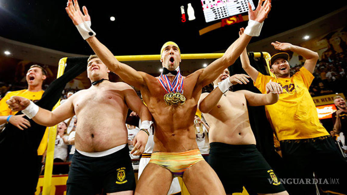 Michael Phelps, semidesnudo para provocar distracción en partido de básquet