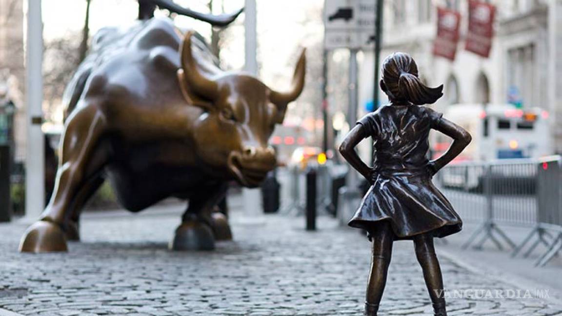 La estatua de la niña que se enfrenta al toro de Wall Street seguirá otro año