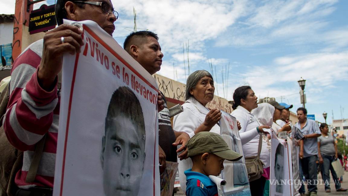 Padres de 43 van a Europa y desdeñan ver al Papa en Juárez por “falta de dinero”