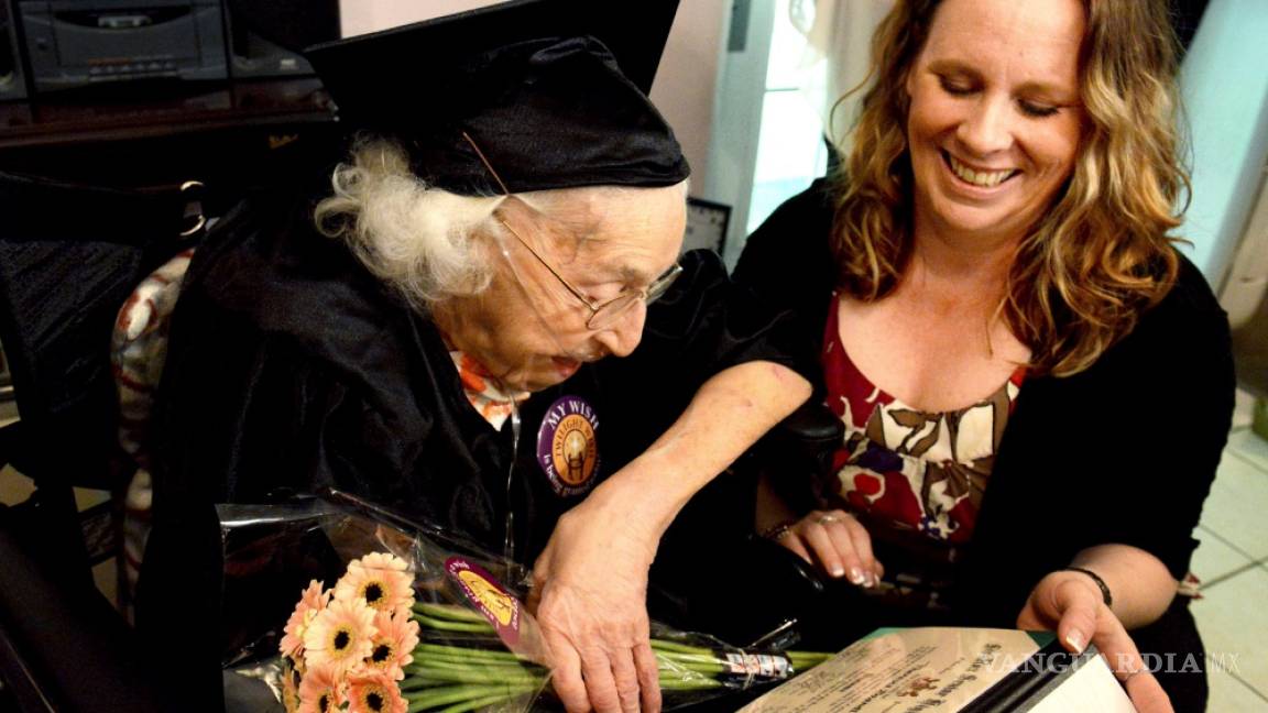 Theresia Brandl, de 105 años, recibe diploma honorífico de secundaria