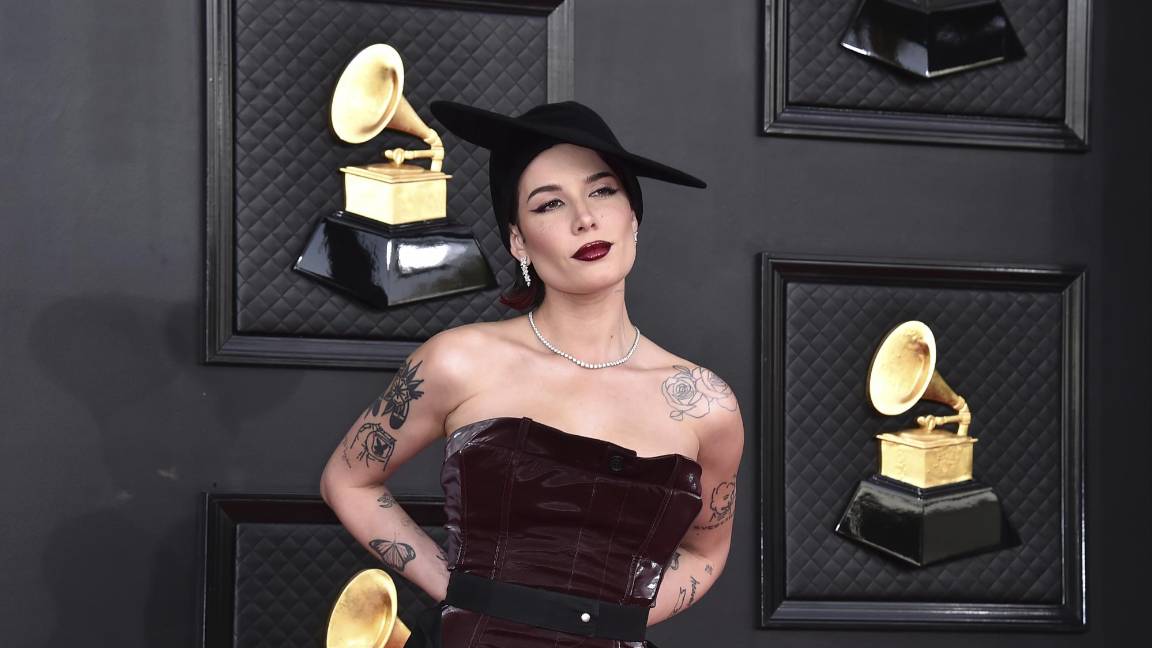 Halsey fue de las más elegantes de la noche con su sombrero negro. $!Halsey fue de las más elegantes de la noche con su sombrero negro.