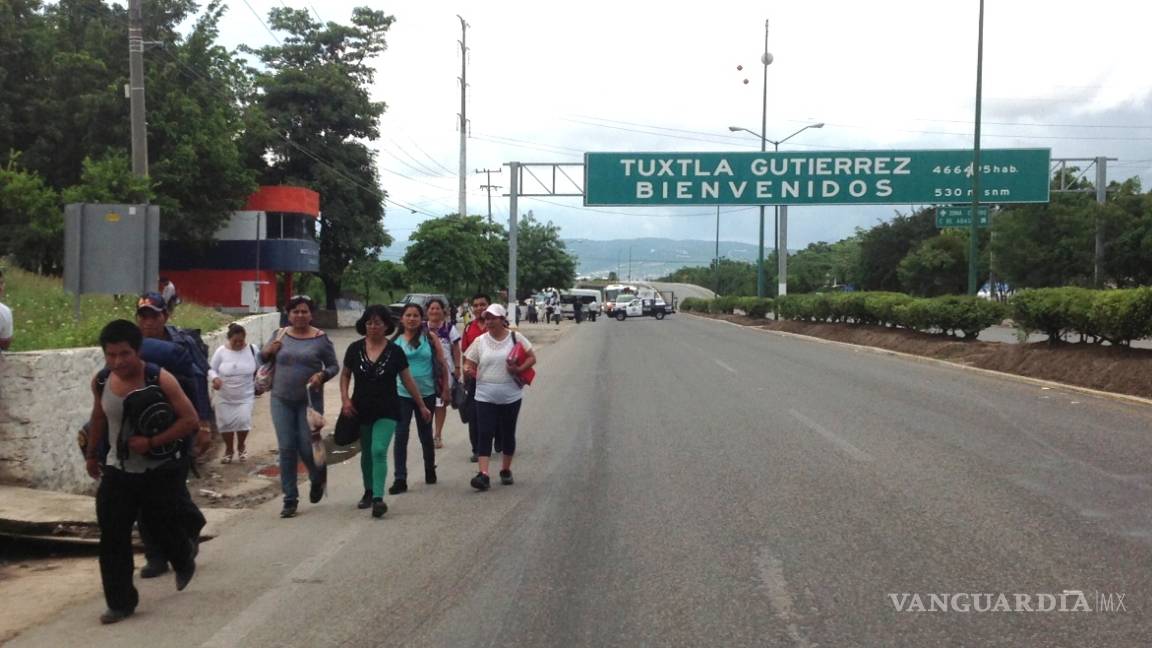 Integrantes de la CNTE ocupan casetas en Chiapas