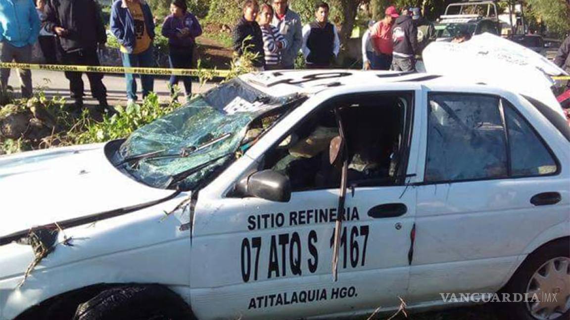 Reportan siete muertos tras caer taxi a canal de aguas negras en Hidalgo