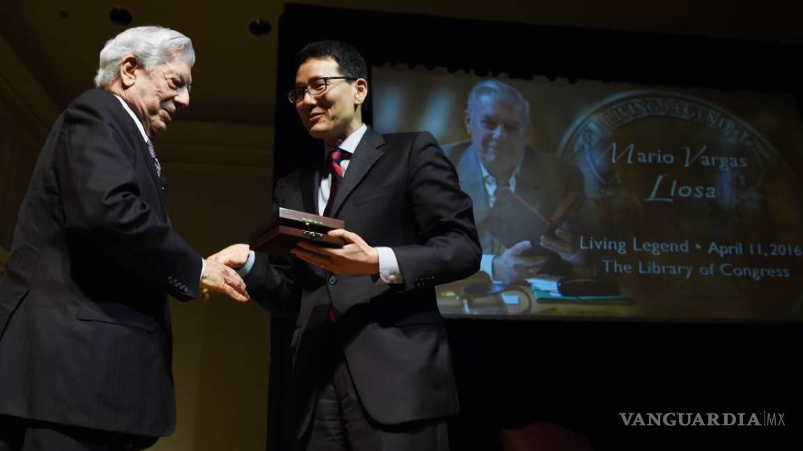 Otorga la Biblioteca del Congreso de EU a Vargas Llosa el Living Legend Award