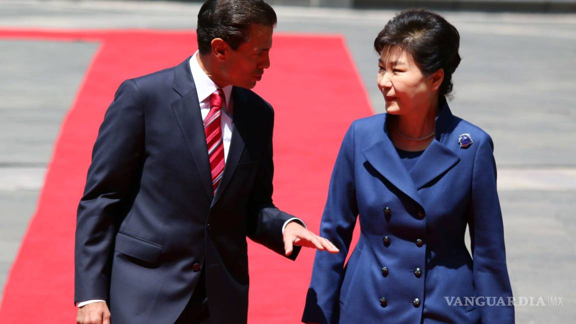 Peña Nieto recibe a la presidenta de Corea del Sur en Palacio Nacional