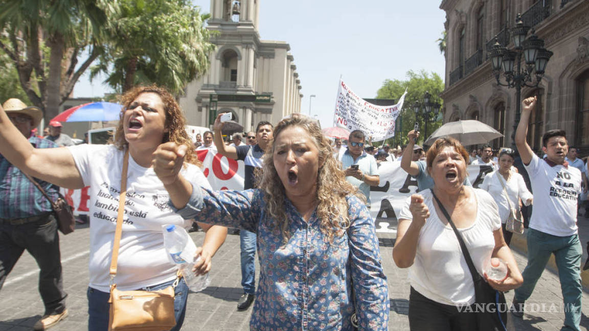 Maestros de Nuevo León entregan pliego petitorio, piden abrogación