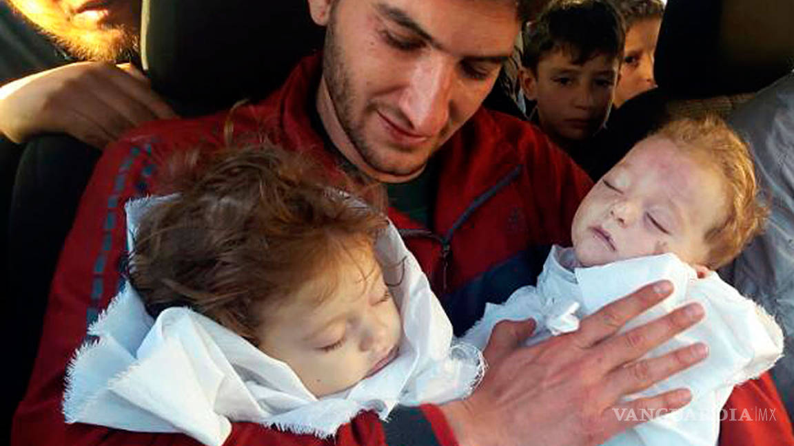 &quot;Todos están muertos&quot;, padre sirio perdió a sus bebés, esposa y 19 parientes en ataque químico