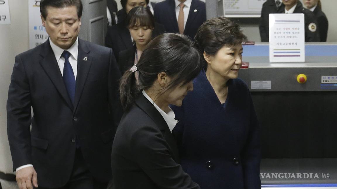 Expresidenta surcoreana Park es detenida por orden de un tribunal