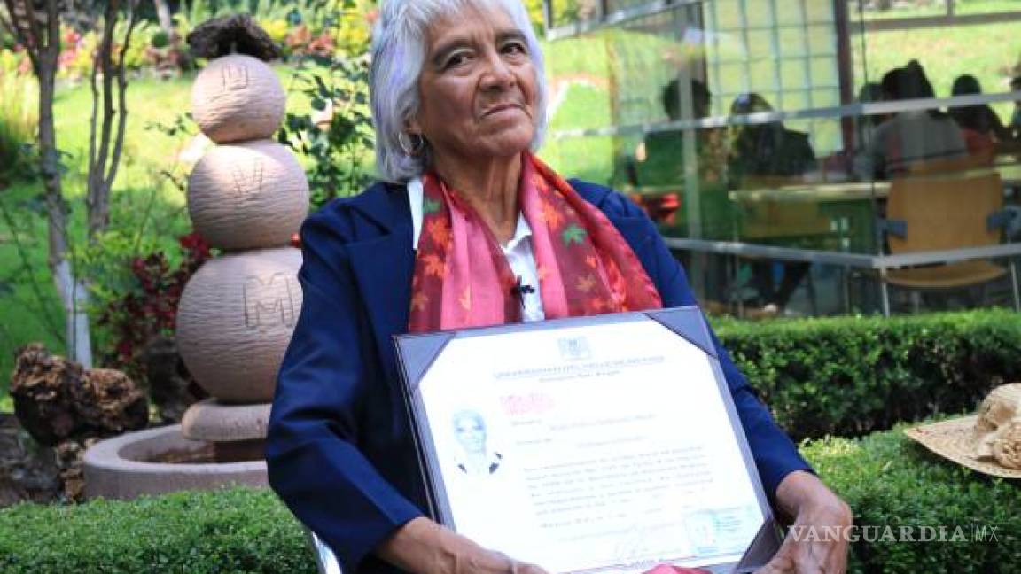 Mexicana de 80 años se tituló en Derecho, es su tercera carrera universitaria