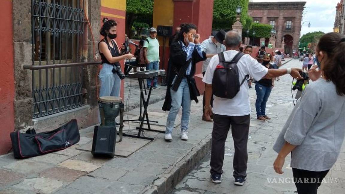 Flor Amargo canta en calles de San Miguel de Allende... y la retiran