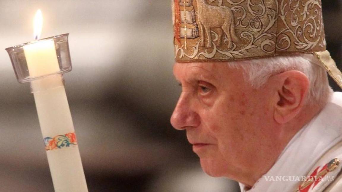 Felicita Francisco a Benedicto XVI por su cumpleaños