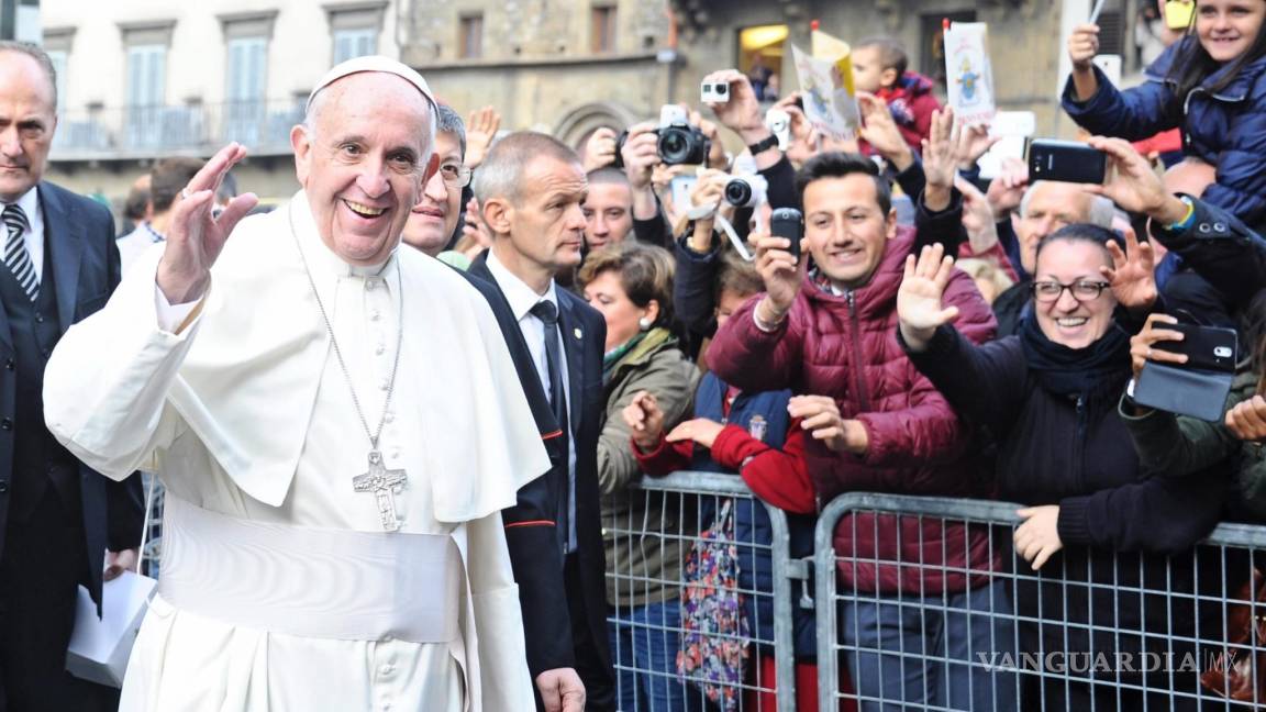 Papa critica uso desmedido del celular durante comida familiar