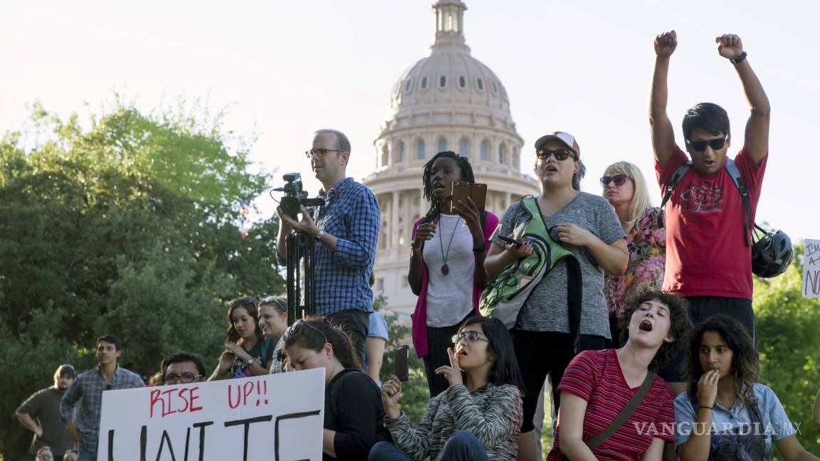 Aviva en Texas el debate migratorio al prohibir ciudades santuario
