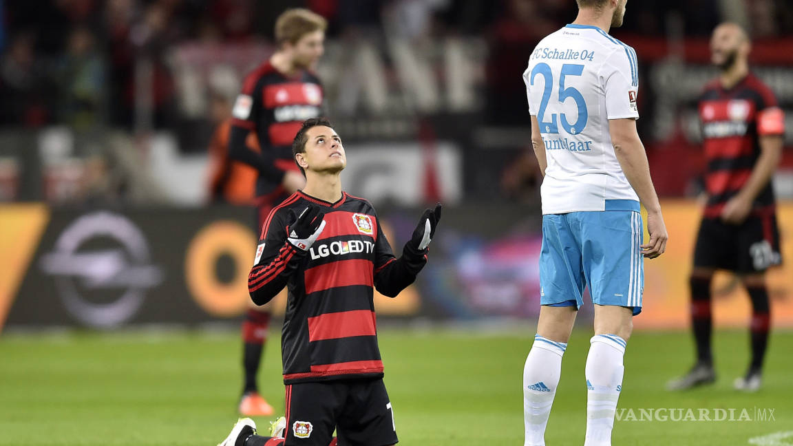 ‘Chicharito’ provoca autogol y salva al Leverkusen