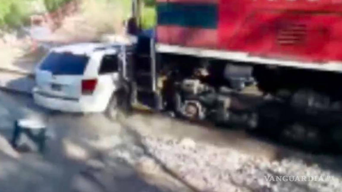 Tren arrolla a camioneta varada sobre las vías en Sonora