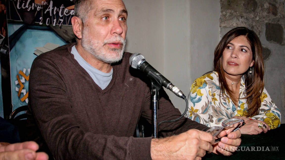 Presenta Guillermo Arriaga su libro en Saltillo
