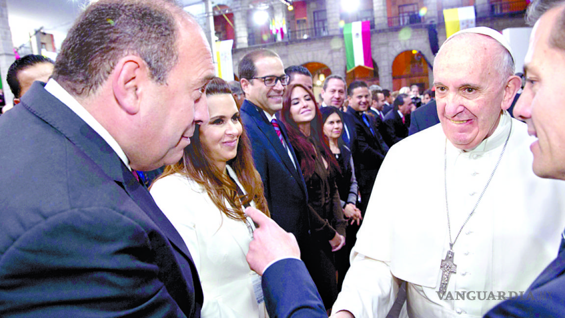 Saluda Rubén Moreira al papa Francisco en Palacio Nacional