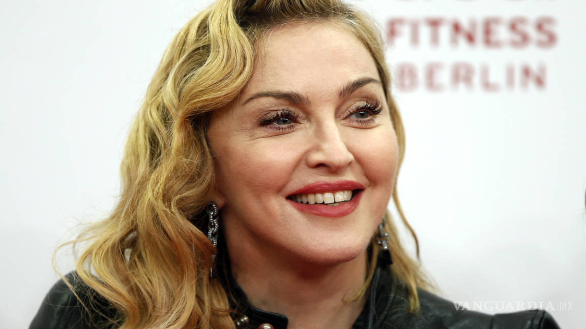 Madonna llora por París y canta 'La Vie en Rose'