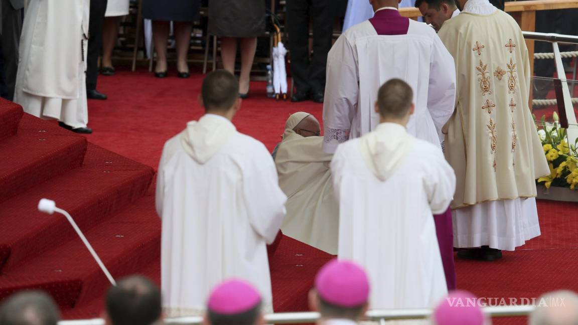 Sufre el papa Francisco caída en Polonia