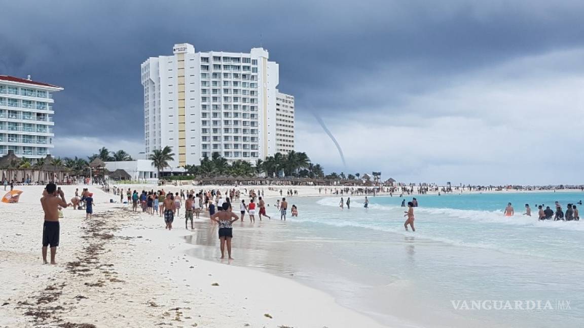 Turistas graban impresionante tromba en Cancún