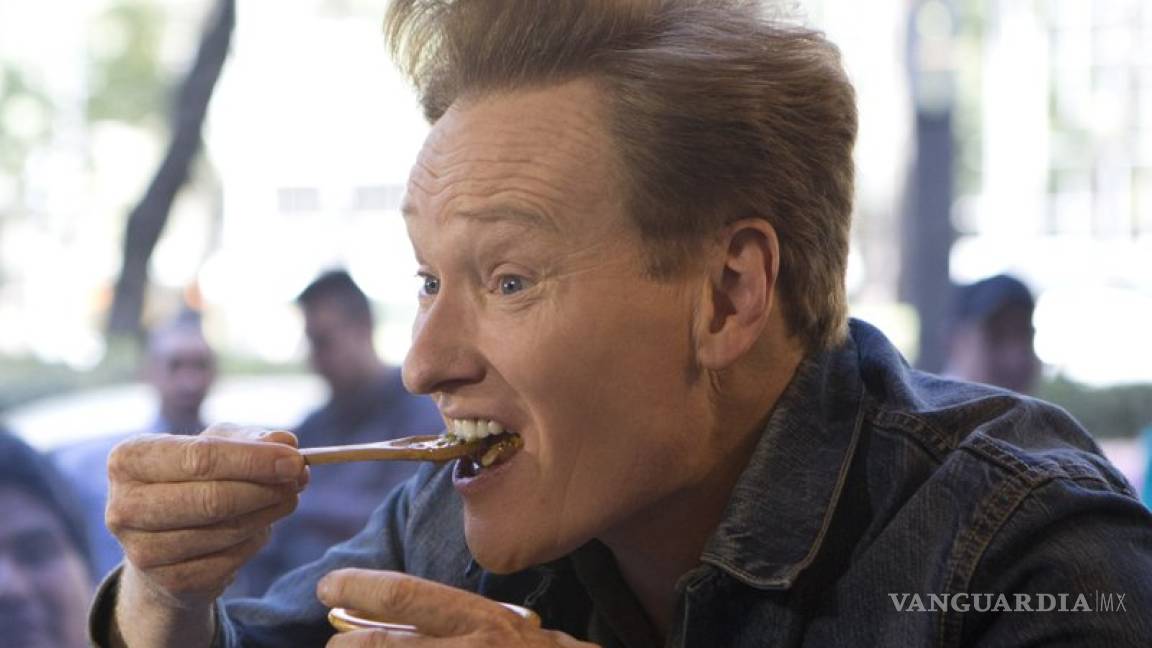 Conan O'Brien queda enchilado luego de probar salsa mexicana