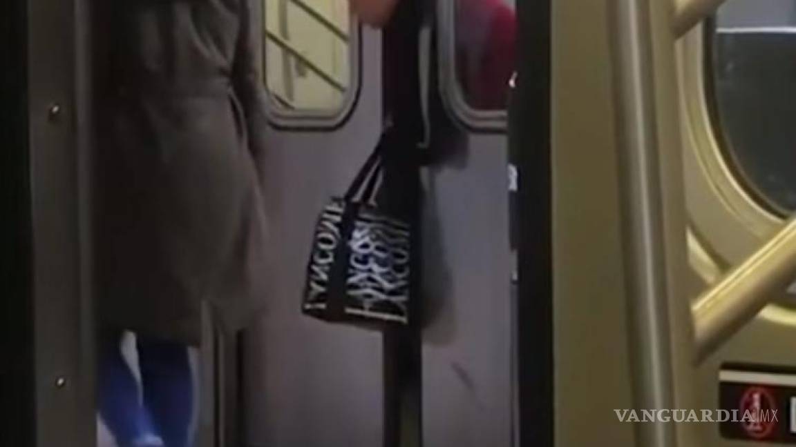 Mujer queda atrapada en la puerta del metro de NY: Lo que sucede te pondrá a pensar