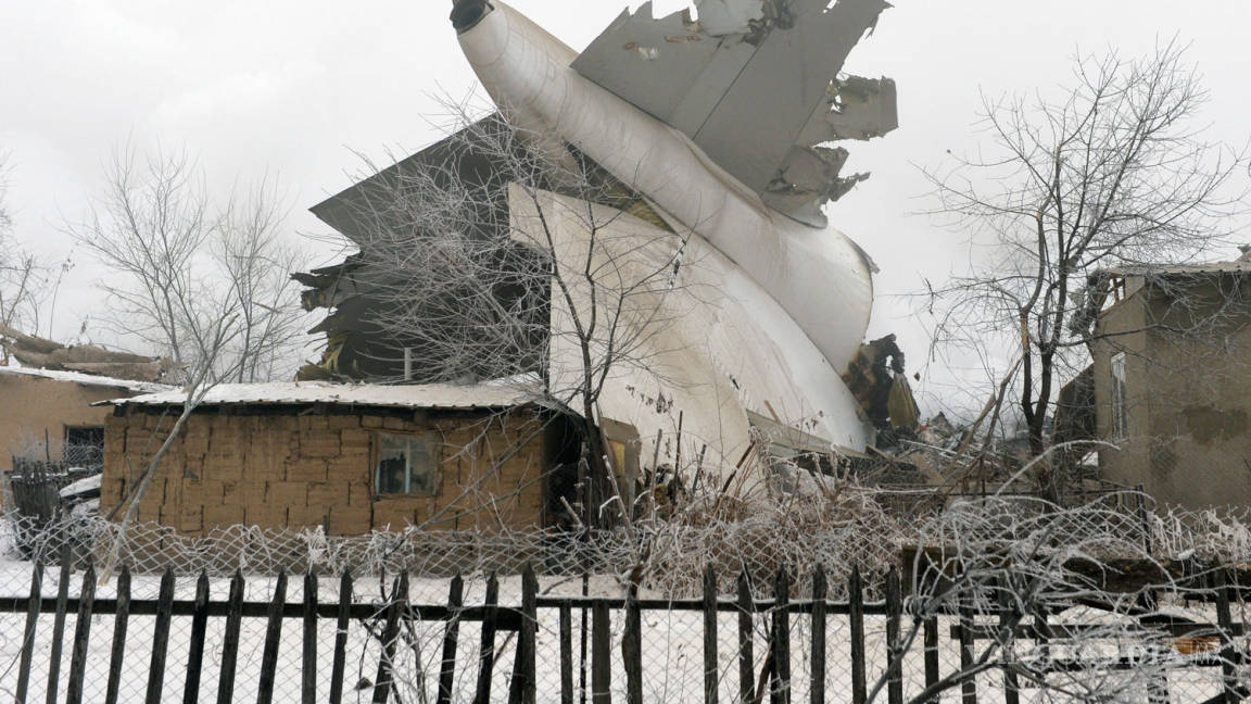 Avión de carga cae en un pueblo en Kirguistán; al menos 37 muertos