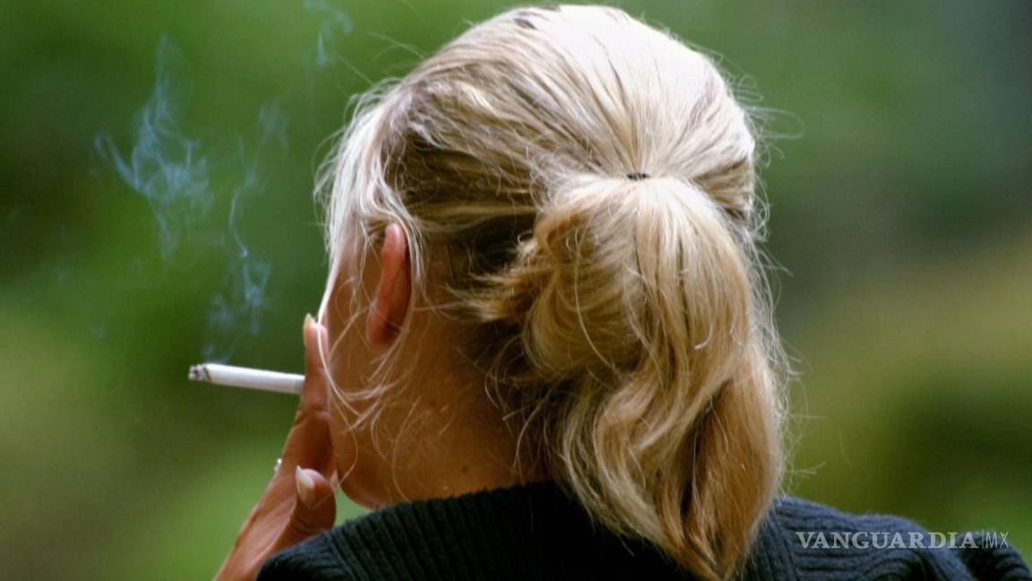Mujeres fuman menos que los hombres y se les dificulta más dejarlo