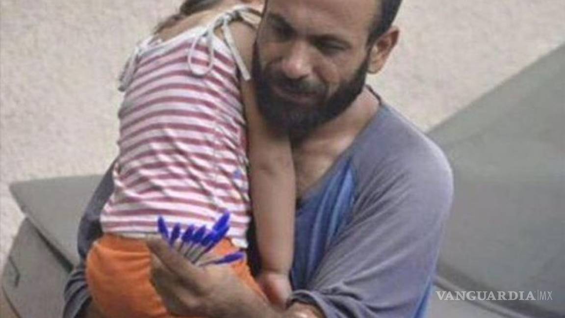 Una fotografía le cambia la vida a un padre que huye de la guerra con su hija