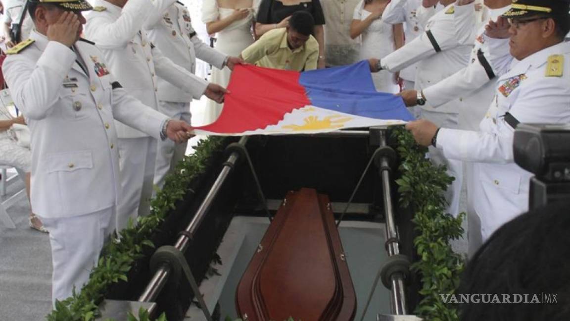 Entierran a ex dictador Marcos en Cementerio de los Héroes en Manila