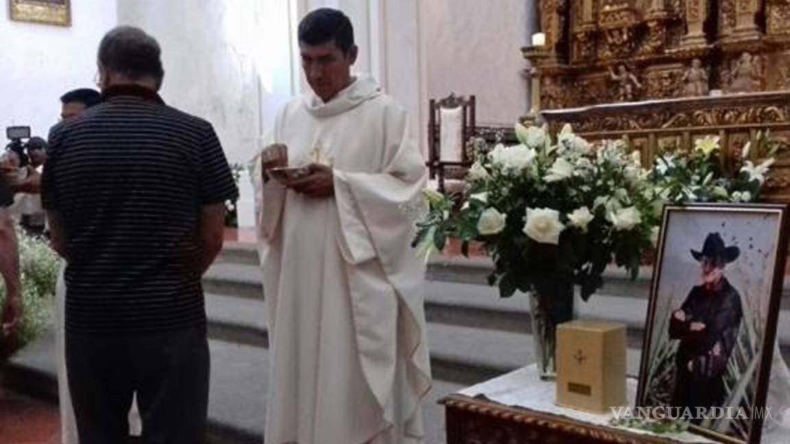 Familiares despiden con misa a Mario Almada
