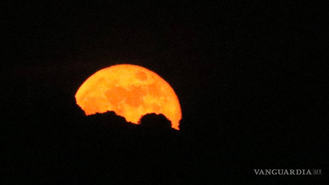 ¿Por qué a la Luna se ha puesto de color naranja?