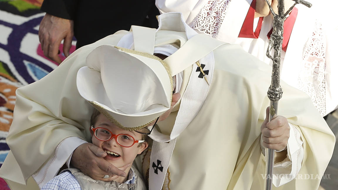 Papa abrazó a niño en entrada de la Basílica de Guadalupe