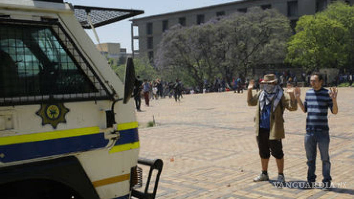 Policía se enfrenta con estudiantes en Sudáfrica