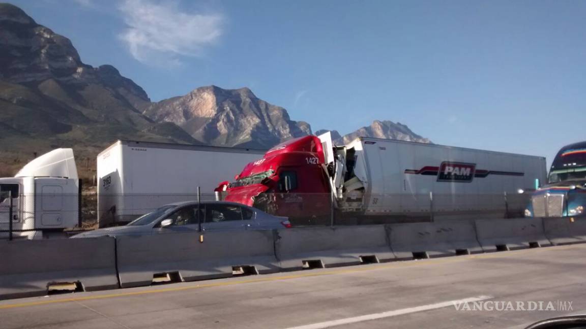 Chocan vehículos de carga en la carretera Saltillo-Monterrey