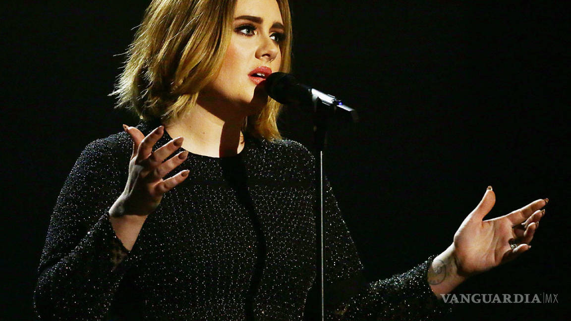 Adele pide no votar por Trump