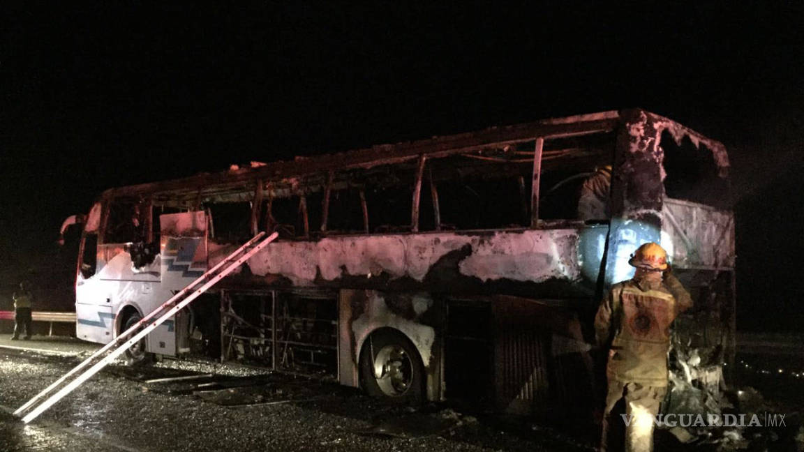 Arde camión de pasajeros en la carretera Monterrey-Saltillo; no hubo heridos