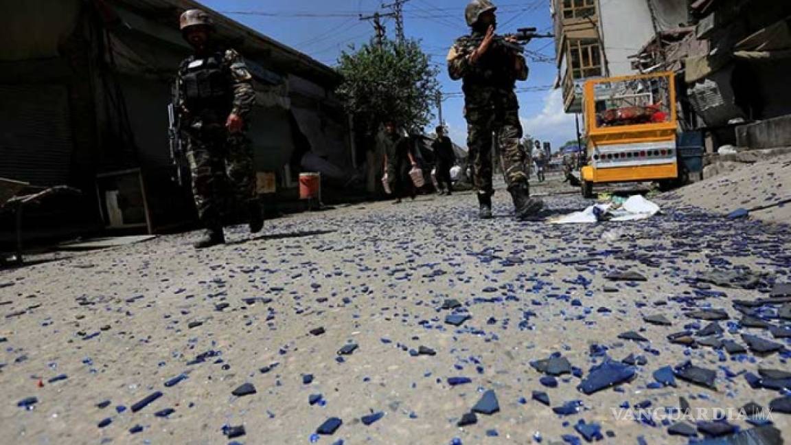 Asalto talibán deja al menos 20 policías muertos en Afganistán