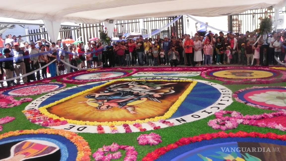 Artesanos de Tlaxcala elaboran tapetes de aserrín y flores para el Papa Francisco