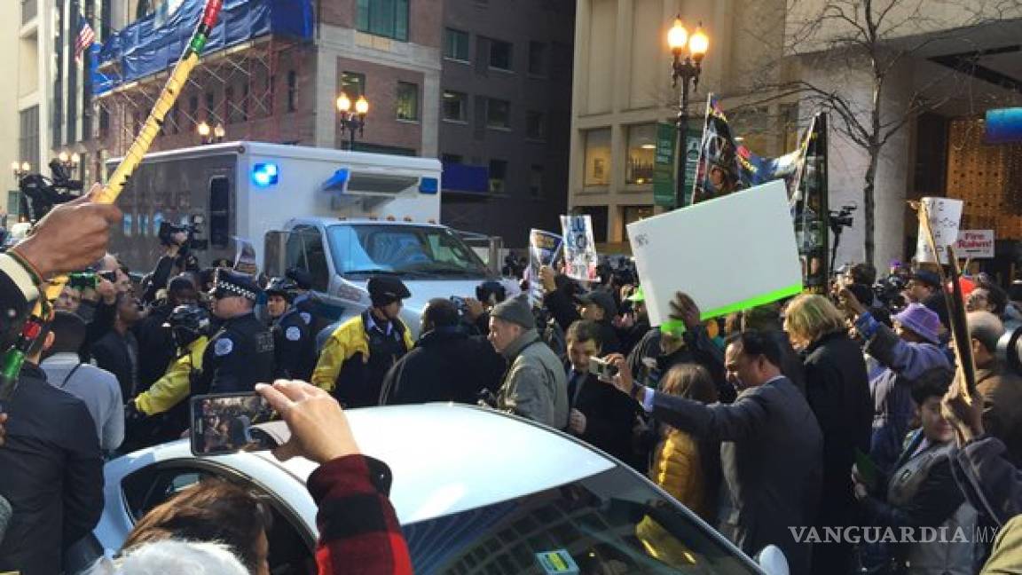Cientos de manifestantes piden renuncia del alcalde de Chicago