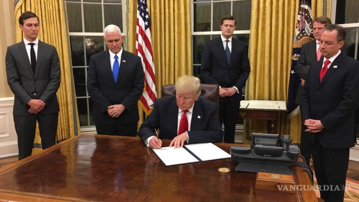 Trump firma primera orden ejecutiva, va contra 'Obamacare'