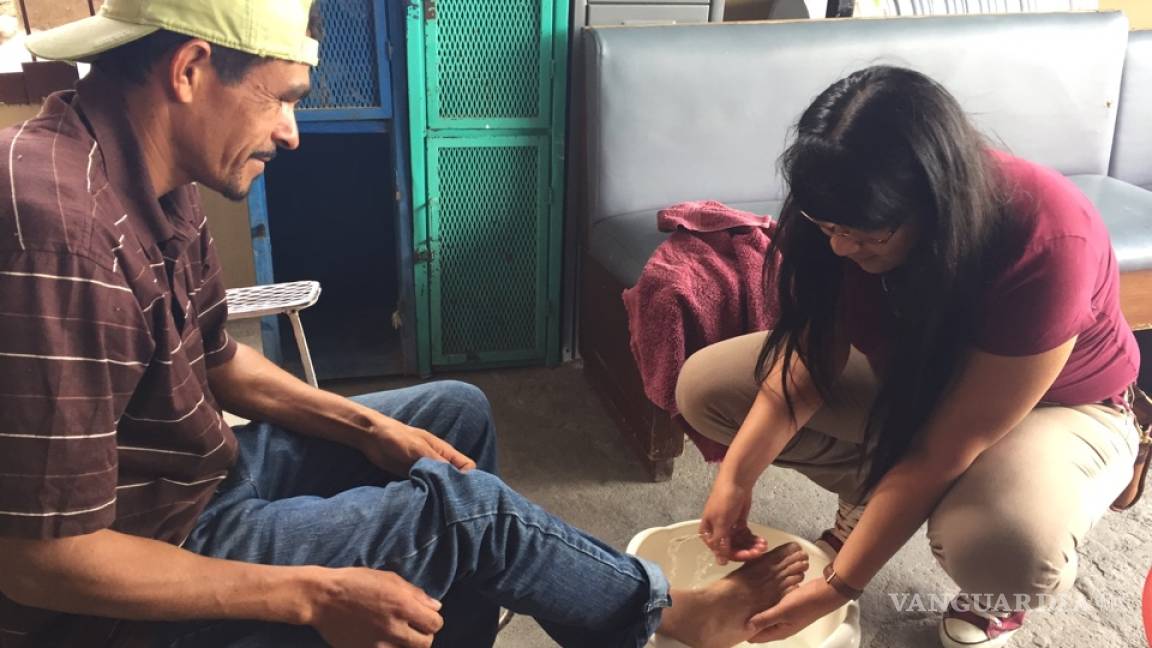 Voluntarios apoyan en lavatorio de pies en la Casa del Migrante de Saltillo