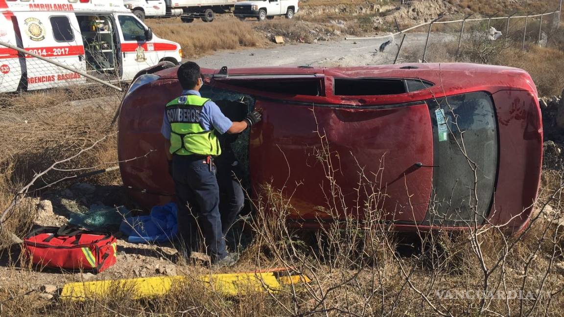 Mujer vuelca y queda atrapada en su vehículo en la carretera Saltillo-Monterrey