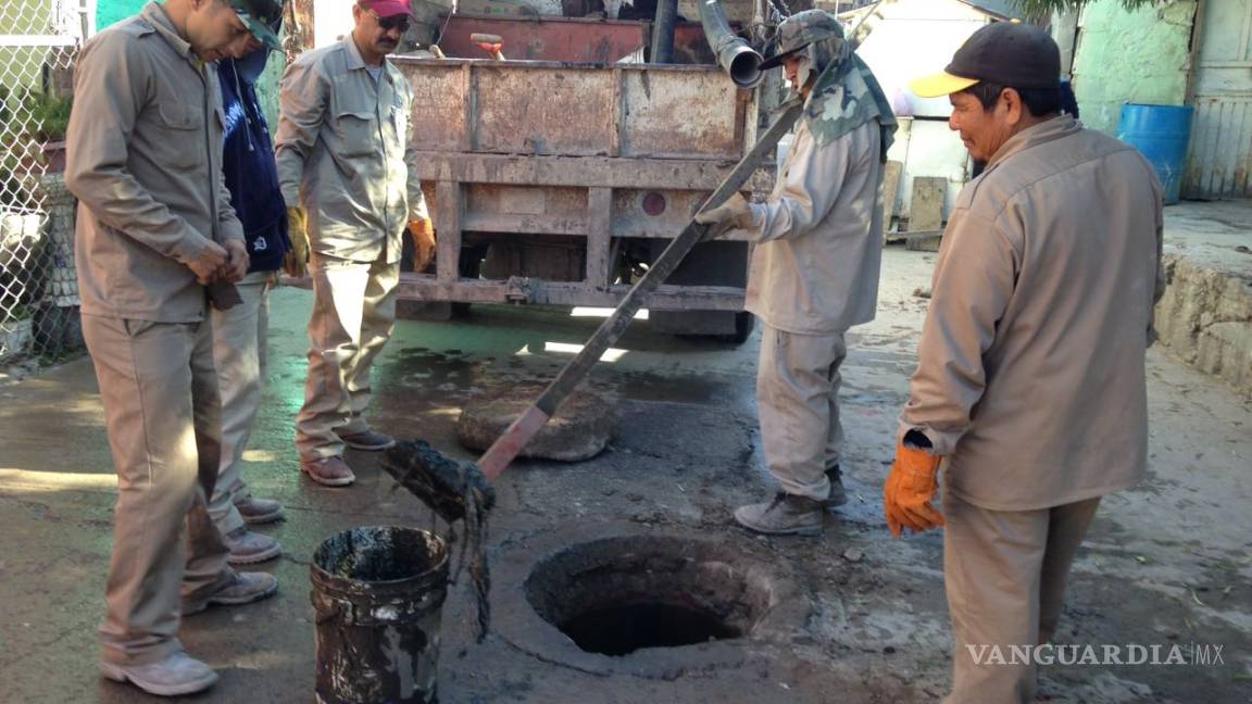 Simas Torreón desazolva drenajes y redes de agua en colonias del poniente
