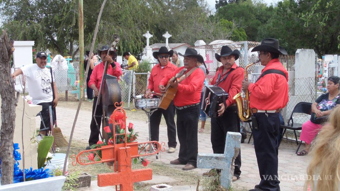 Entre música, flores y rezos se rinde homenaje a difuntos en Acuña