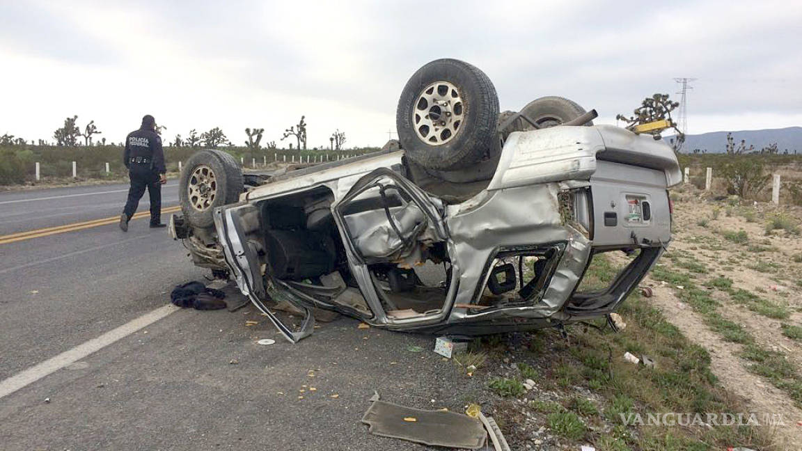 Vuelca camioneta en carretera a Zacatecas; muere un trabajador