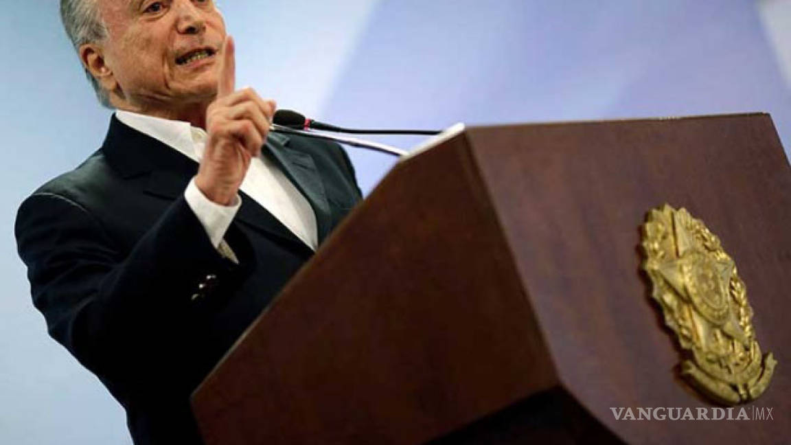 Presidente Michel Temer reta a que lo destituyan