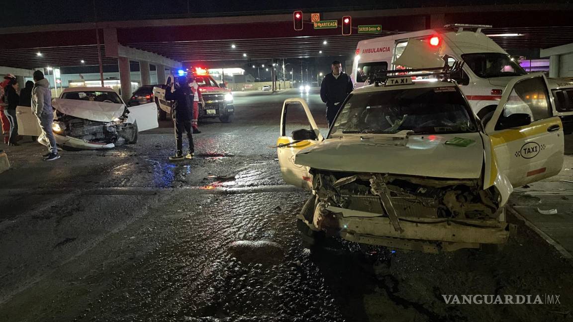 Se pasa alto y destroza taxi en Saltillo; hay dos heridos