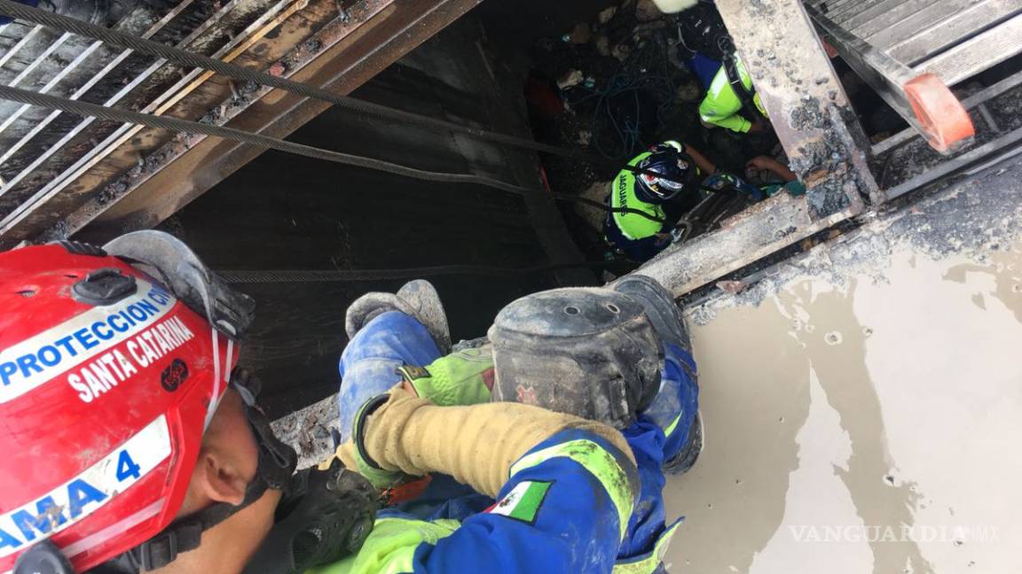 Localizan cuerpo de mujer que cayó en socavón de Monterrey
