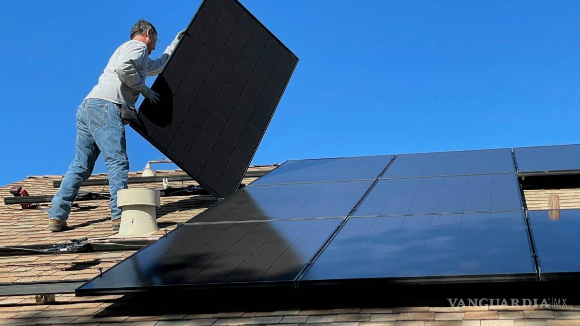 ¿La CFE me puede multar si instalo paneles solares en mi hogar?